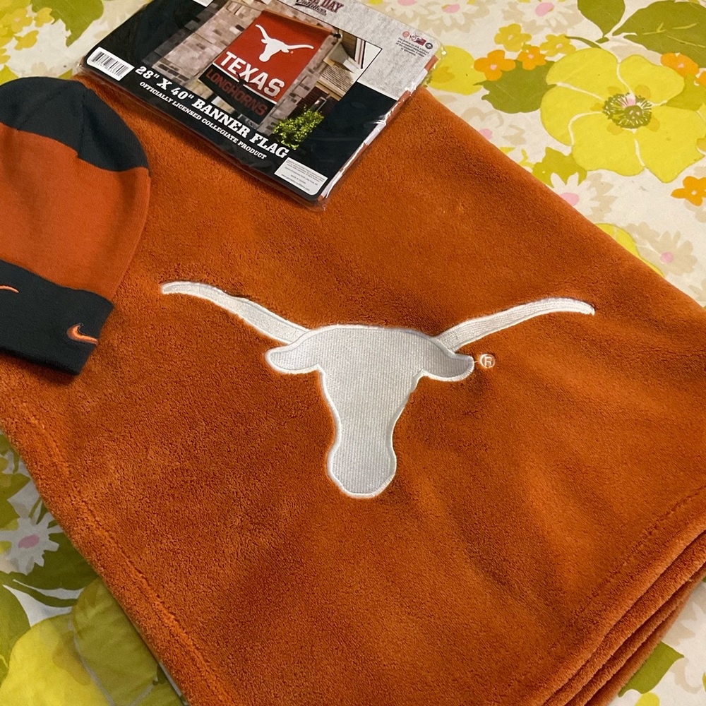 Texas Longhorns Blanket Bundle - Throw Blanket, Nike Beanie & Banner Flag